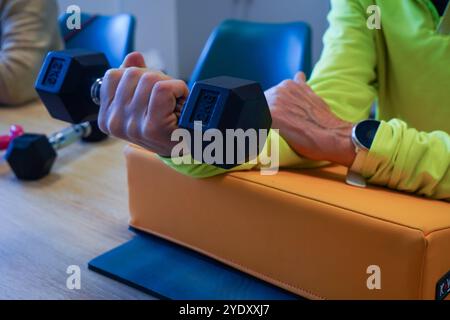 Centro di fisioterapia specializzato in patologie della mano, del gomito e della spalla prima o dopo l'intervento. Lavorare sui flessori del polso. Pratica fisioterapica Foto Stock