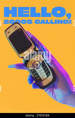 Poster. Collage d'arte contemporanea. Ciao 2000s in chiamata. Mano femminile con lunghe unghie glitterate che reggono il telefono rétro su un vivace sfondo giallo. Foto Stock