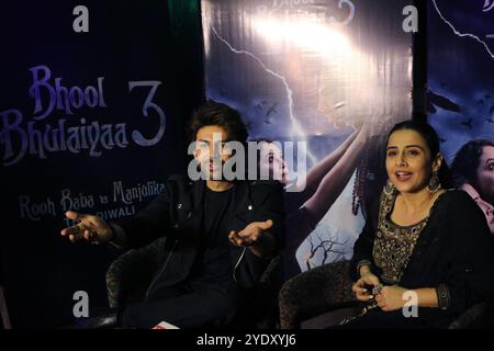 Kolkata, India. 28 ottobre 2024. Gli attori di Bollywood Kartik Aaryan e Vidya Balan posano per il fotografo durante la promozione del prossimo film Bhool Bhulaiyaa 3 a Kolkata, India, il 28 ottobre 2024. (Foto di Debajyoti Chakraborty) credito: NurPhoto SRL/Alamy Live News Foto Stock