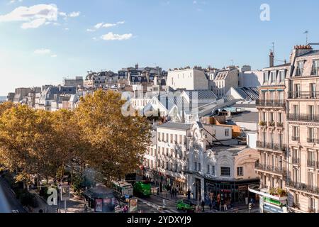 Vista delle strade di Montmartre e dei tetti degli edifici di Parigi, Francia. Parigi, Francia - 25 ottobre 2024 Foto Stock