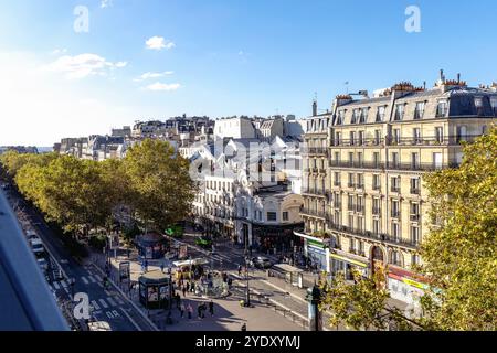 Vista delle strade di Montmartre e dei tetti degli edifici di Parigi, Francia. Parigi, Francia - 25 ottobre 2024 Foto Stock