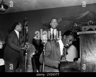 Musica jazz in corso! Ritratto di Wesley Prince, Oscar Moore, e Nat King Cole, Zanzibar, Live on stage - New York, N.Y., CA. Luglio 1946 - foto di Gottlieb Foto Stock