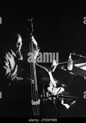 Foto Jazz - Ritratto di Wesley Prince, Nat King Cole e Freddie Moore, con strumenti, New York, N.Y., CA. luglio 1946 - foto Gottlieb Foto Stock