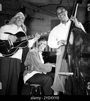 Ritratto dei musicisti jazz Freddie Moore, Nat King Cole e Wesley Prince, Between, con strumenti che suonano jazz, c 1938. Foto di Gottlieb Foto Stock