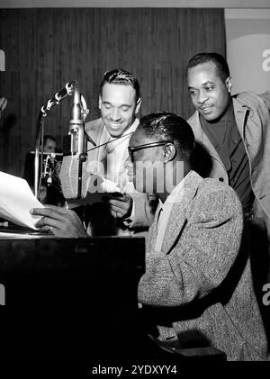 Ritratto dei musicisti jazz Oscar Moore, Nat King Cole e Wesley Prince. NAT sta suonando il piano. New York, N.Y., CA. Luglio 1946 - foto di Gottlieb Foto Stock