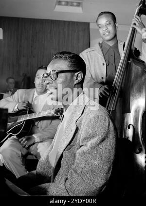 Ritratto di Oscar Moore, Nat King Cole, e Wesley Prince, New York, N.Y., CA. luglio 1946 - foto di Gottlieb Foto Stock