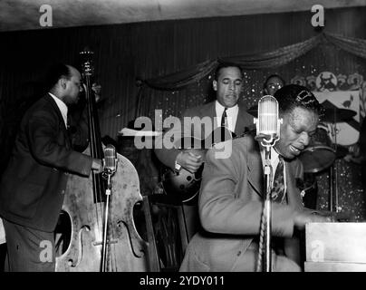 Ritratto di Wesley Prince, Oscar Moore, e Nat King Cole, Zanzibar, Live on stage, Playing Jazz - New York, N.Y., CA. Luglio 1946 - foto di Gottlieb Foto Stock