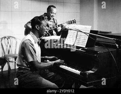 The Nat 'King' Cole Musical Story. NAT suona il pianoforte, Oscar Moore alla chitarra (Universal International, 1955) foto pubblicitaria Foto Stock