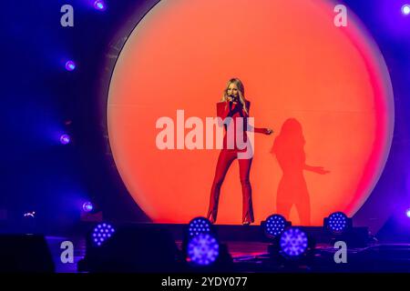 Dortmund Schlagersaengerin Melissa Naschenweng aus Oestereich beim Auftritt in der ARD Fernsehsendung SCHLAGERBOOOM 2024 ALLES FUNKELT ALLES GLITZERT Live am 19.10.2024 aus Dortmund Schlagersaengerin Melissa Naschenweng aus Oestereich Beim Auftritt in der 2024 ARD 19.10.2024 2024 2024 Foto Stock