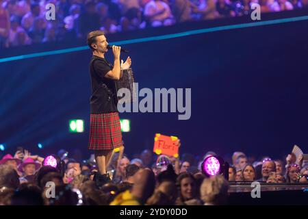 Dortmund Schlagersaenger und Moderator Florian Silbereisen im Schottenrock beim Auftritt mit der Koelner Kultband porta in der ARD Fernsehsendung SCHLAGERBOOOM 2024 ALLES FUNKELT ALLES GLITZERT live am 19.10.2024 aus Dortmund Schlagersaenger und Moderator Florian Silbereisen im Schottenrock beim 2024 19.10.2024 Westfalenhalle *** Dortmund Schlagersaenger e il presentatore Florian Silbereisen in una gonna tartan che si esibisce con la band cult di Colonia porta in Foto Stock