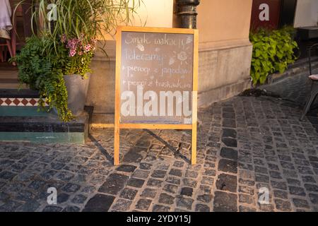 Cartello sulla strada. Supporto del tabellone dei menu. Lavagna per lavagna del ristorante. Foto Stock