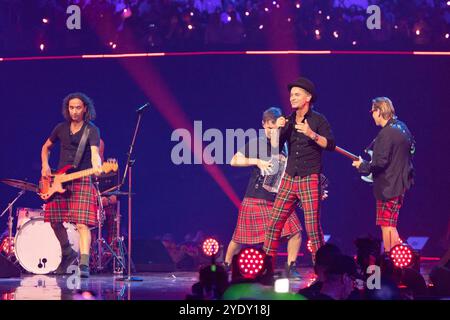 Dortmund Schlagersaenger und Moderator Florian Silbereisen im Schottenrock beim Auftritt mit der Koelner Kultband porta in der ARD Fernsehsendung SCHLAGERBOOOM 2024 ALLES FUNKELT ALLES GLITZERT live am 19.10.2024 aus Dortmund Schlagersaenger und Moderator Florian Silbereisen im Schottenrock beim 2024 19.10.2024 Westfalenhalle *** Dortmund Schlagersaenger e il presentatore Florian Silbereisen in una gonna tartan che si esibisce con la band cult di Colonia porta in Foto Stock