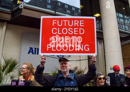 Londra, Regno Unito. 28 ottobre 2024. Gli attivisti della ribellione per l'estinzione si riuniscono fuori Allianz mentre danno il via a tre giorni di proteste che invitano le compagnie assicurative a smettere di assicurare progetti di combustibili fossili. Crediti: Vuk Valcic/Alamy Live News Foto Stock