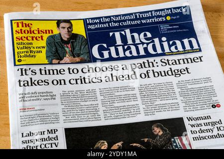 28 ottobre 2024. Il titolo in prima pagina del Guardian è "è il momento di scegliere un percorso": Starmer affronta i critici in anticipo rispetto al budget. Foto Stock