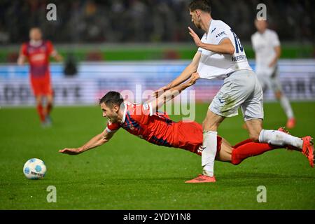 Zweikampf, Aktion Anton Stach TSG 1899 Hoffenheim (16) gegen Marvin Pieringer 1. FC Heidenheim 1846 FCH (18) Trikotziehen zieht Trikot 1. FC HEIDENHEIM 1846 FCH VS TSG 1899 HOFFENHEIM 27.10.2024 LE NORMATIVE DFL VIETANO QUALSIASI USO DI FOTOGRAFIE COME SEQUENZE DI IMMAGINI E/O QUASI-VIDEO Foto Stock