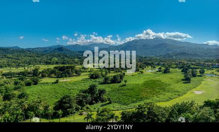 Rio Mar Resort: Fairway del campo da golf con splendide viste della foresta pluviale di El Yunque, Rio grande, Porto Rico Foto Stock