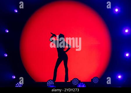 Dortmund Schlagersaengerin Melissa Naschenweng aus Oestereich beim Auftritt in der ARD Fernsehsendung SCHLAGERBOOOM 2024 ALLES FUNKELT ALLES GLITZERT Live am 19.10.2024 aus Dortmund Schlagersaengerin Melissa Naschenweng aus Oestereich Beim Auftritt in der 2024 ARD 19.10.2024 2024 2024 Foto Stock