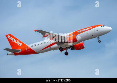 Aeroporto di Alicante. Airbus A320 aereo di linea della compagnia aerea low-cost Easyjet. Foto Stock