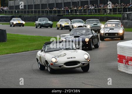 Mike Whitaker, David Gooding, Jaguar e-Type, Stirling Moss Memorial Trophy, con vetture GT chiuse che gareggiavano prima del 1963, un'ora, due Foto Stock