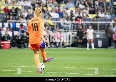 Nashville, Tennessee, Stati Uniti. 27 ottobre 2024. Il portiere degli Stati Uniti d'America Casey Murphy (18) calcia la palla lontano dalla porta durante il primo tempo di un'amichevole internazionale tra USWNT e Islanda al GEODIS Park di Nashville, Tennessee. Crediti: Kindell Buchanan/Alamy Live News Foto Stock