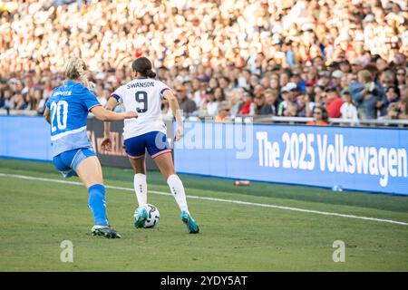 Nashville, Tennessee, Stati Uniti. 27 ottobre 2024. Il difensore islandese Guðný Árnadóttir (20) e l'attaccante degli Stati Uniti Mallory Swanson (9) combattono per il pallone durante il primo tempo di un'amichevole internazionale tra USWNT e Islanda al GEODIS Park di Nashville, Tennessee. Crediti: Kindell Buchanan/Alamy Live News Foto Stock