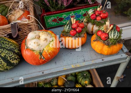 Piccola zucca o zucche in mostra. In autunno o autunno, Halloween, ottobre o novembre, decorazioni con bancarelle Foto Stock