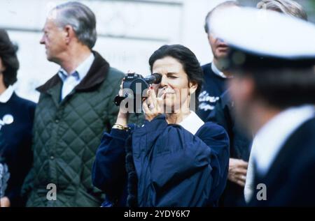 30 agosto 1993 Briksdal Archivio storico Olycom/Lapresse Silvia Renate Sommerlath (Heidelberg, 23 dicembre 1943) è la regina consorte di Svezia dal 1976, in quanto moglie di Carlo XVI Gustavo. Dal 2011 è la consorte sovrana svedese con il regno più lungo, primato detenuto in precedenza da Sofia di Nassau. È impegnata a livello umanitario nello sviluppo dei diritti dei bambini, nel miglioramento della qualità della vita dei disabili e delle persone affette da demenza. Nella foto: Regina Silvia Renate Sommerlath a Briksdal per le nozze d'argento dei reali di Norvegia Sonja e Harald Foto Stock