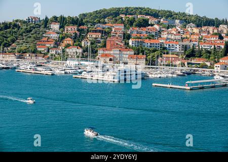 Dubrovnik Croazia, Port Bay Luka Gruz, Mar Adriatico Mediterraneo, porto, Babin Kuk Lapad, edifici residenziali fronte mare, Croazia Bal Foto Stock