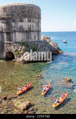 Dubrovnik Croazia, Mar Adriatico Mediterraneo, forte Bokar Fortezza Tvrdava, mura medievali della città, kayak, padre figlio bambino paddling, uomo donna coppia, C. Foto Stock