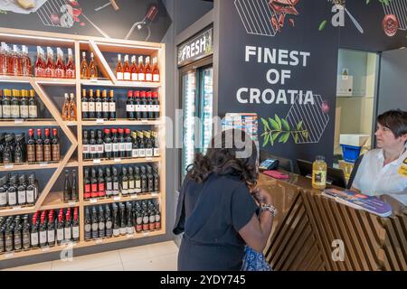 Dubrovnik Croazia, Brsalje ulica Street, negozi di souvenir, prodotti locali, bottiglie di liquori, banco clienti donna, cassiere manager Foto Stock