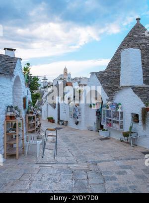 Alberobello Italia 18 settembre 2024 passeggia per le incantevoli strade della Puglia, dove le tradizionali case dei trulli si stagliano orgogliosamente contro un cielo vibrante mentre il crepuscolo si deposita sul pittoresco villaggio Foto Stock