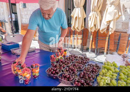 Dubrovnik Croazia, città vecchia di Stari Grad, città murata di Ragusa, Gundulic Gunduliceva Poljana Square, mercato all'aperto, bancarelle di bancarelle, prodotti locali Foto Stock