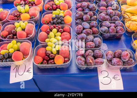 Dubrovnik Croazia, città vecchia di Stari Grad, città murata di Ragusa, Gundulic Gunduliceva Poljana Square, mercato all'aperto, bancarelle di bancarelle, prodotti locali Foto Stock