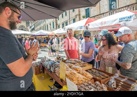 Dubrovnik Croazia, città vecchia di Stari Grad, città murata di Ragusa, Gundulic Gunduliceva, mercato all'aperto di Piazza Poljana, bancarelle di banchi di venditori di tavoli, turisti Foto Stock