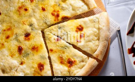 Fette di pizza che volano, isolate su sfondo bianco. Deliziose fette di pizza al formaggio. Pizza a fette in stile italiano. Foto Stock