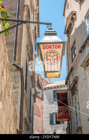 Dubrovnik Croazia, città Vecchia Stari Grad Ragusa città murata, Dom zdravlja Ambulanta turistika ordinacija, clinica sanitaria medica per i turisti, appendere la Foto Stock