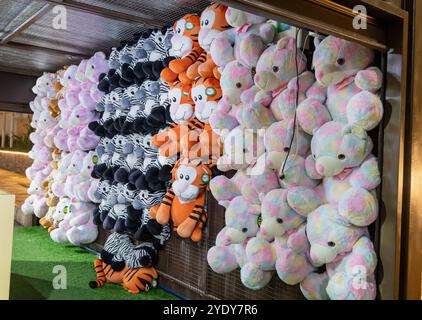 Orsacchiotto colorati esposti al mercato di Street in vendita Foto Stock