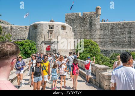 Dubrovnik Croazia, città vecchia di Stari Grad, città murata di Ragusa, ponte levatoio porta pile, turisti turisti, uomini donne coppie famiglie, uomo africano nero donna cou Foto Stock