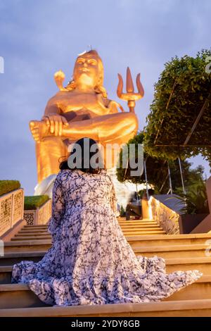 giovane ragazza che fa leva per lord shiva all'aperto la sera Foto Stock