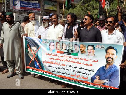 Gli attivisti del Partito Popolare Shaheed Bhutto (PPP-SB) stanno tenendo una manifestazione di protesta contro la registrazione della FIR su Irshad Khaskheli, al club stampa di Hyderabad lunedì 28 ottobre 2024. Foto Stock