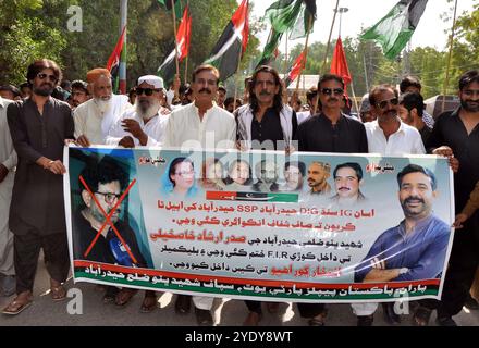 Gli attivisti del Partito Popolare Shaheed Bhutto (PPP-SB) stanno tenendo una manifestazione di protesta contro la registrazione della FIR su Irshad Khaskheli, al club stampa di Hyderabad lunedì 28 ottobre 2024. Foto Stock