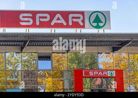 Slavonski Brod, Croazia - 22 ottobre 2024: Grande cartello Spar al Top of Supermarket Building Food Shopping. Foto Stock