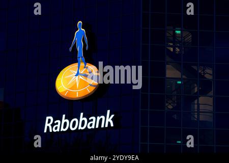 Utrecht, Paesi Bassi, 27.10.2024, firma e logo di Rabobank, una multinazionale olandese di servizi bancari e finanziari con sede a Utrecht Foto Stock
