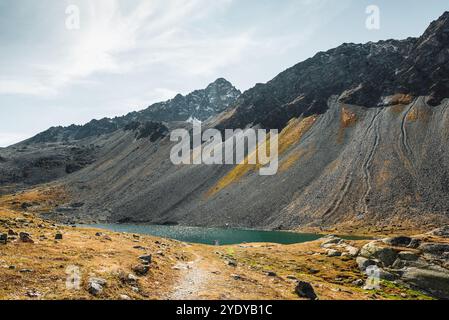 Lago di montagna in mezzo a terreni accidentati - Schottensee. Lago Lai da la Scotta nelle Alpi di Albula nel pomeriggio soleggiato. Foto Stock