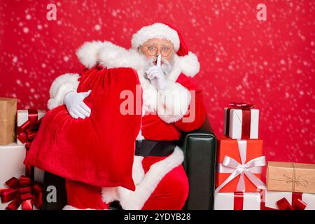 Ritratto del suo misterioso funky, grasso, sovrappeso, grassone, barbuto dai capelli grigi, alla consegna dell'ufficio postale, che porta l'acquisto con un segno shh Foto Stock