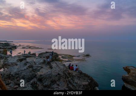 Il popolo libanese sulla costa mediterranea nel centro di Beirut, la capitale del Libano, durante il tramonto. Foto Stock