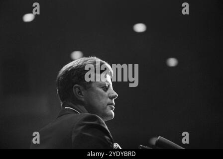 Ritratto della testa e delle spalle del presidente degli Stati Uniti John F. Kennedy che espone le sue osservazioni a cena in onore del rappresentante Albert Thomas del Texas, Houston Coliseum, Houston, Texas, USA, Cecil Stoughton, White House Photographs, 21 novembre 1963 Foto Stock