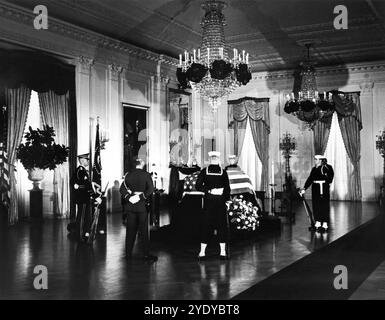 Bara drappeggiata di bandiera del defunto presidente degli Stati Uniti John Kennedy, membri della guardia d'onore in piedi, East Room, Casa Bianca, Washington, D.C., USA, Abbie Rowe, White House Photographs, 23 novembre 1963 Foto Stock