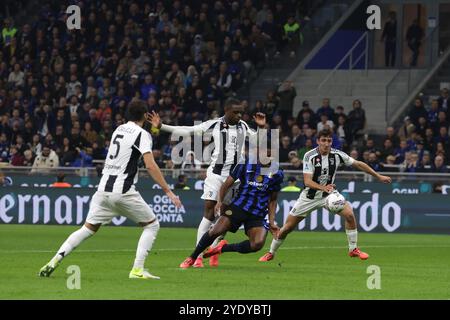 Milano, Italia. 27 ottobre 2024. Andrea Cambiaso della Juventus guarda come il compagno di squadra Pierre Kalulu falla Denzel Dumfries dell'FC Internazionale concedendosi un rigore durante la partita di serie A A a Giuseppe Meazza, Milano. Il credito per immagini dovrebbe essere: Jonathan Moscrop/Sportimage Credit: Sportimage Ltd/Alamy Live News Foto Stock