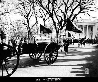 Processione funebre con la bara drappeggiata di bandiera del presidente degli Stati Uniti John F. Kennedy in partenza dalla Casa Bianca per la Cattedrale di San Matteo Apostolo, Washington, D.C., USA, Abbie Rowe, White House Photographs, 25 novembre 1963 Foto Stock